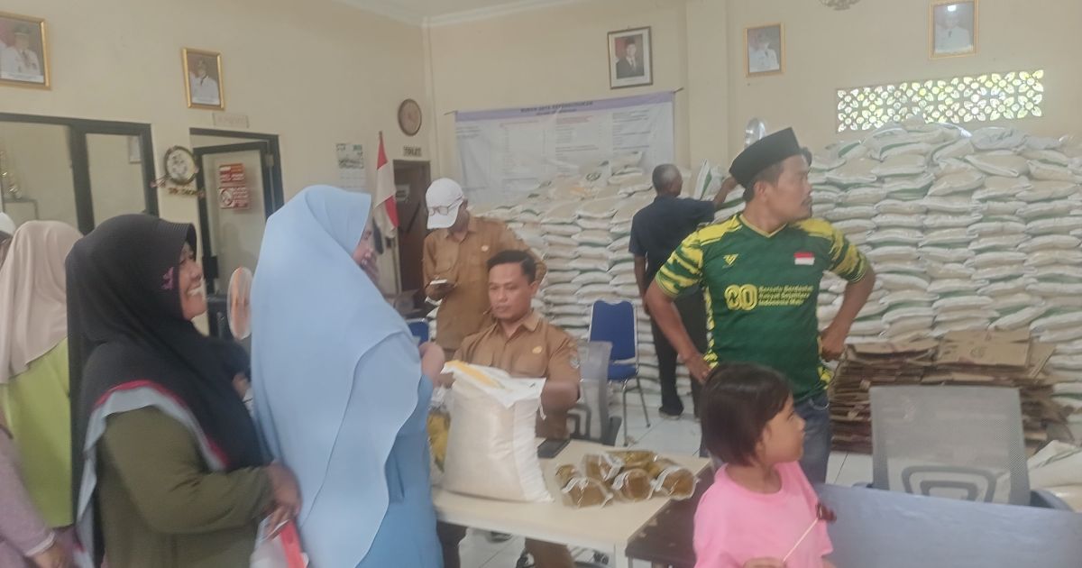 warga Desa Daon Senang Menerima Bantuan Beras 20 Kg dan Minyak Goreng 4 kg dari Badan Pangan Nasional