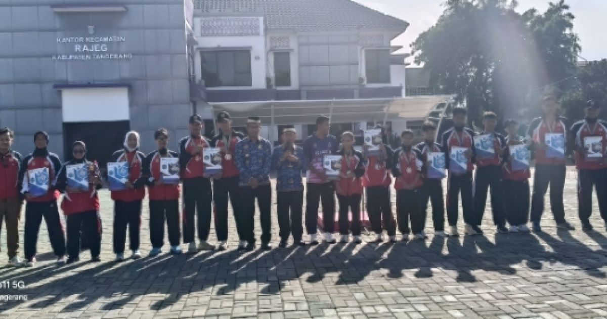 Camat Rajeg Berikan Bonus Kepada Atlit Berprestasi  Di PORKAB VI