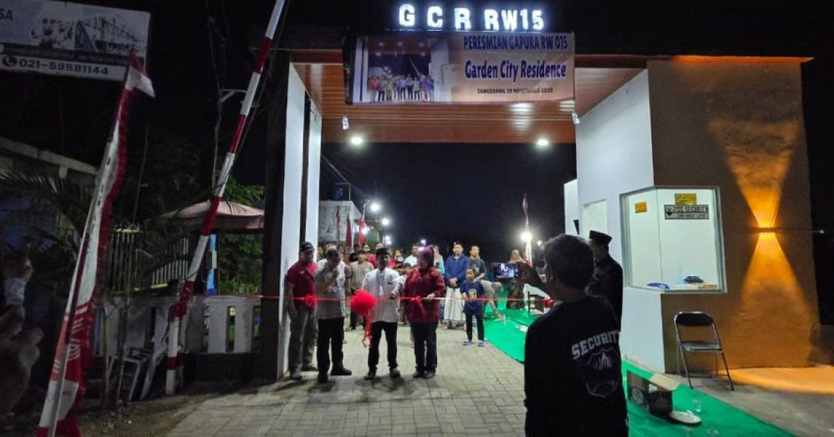 Ketua Komisi III DPRD Kota Tangerang Sumarti Resmikan Gapura Warga RW 15 Periuk